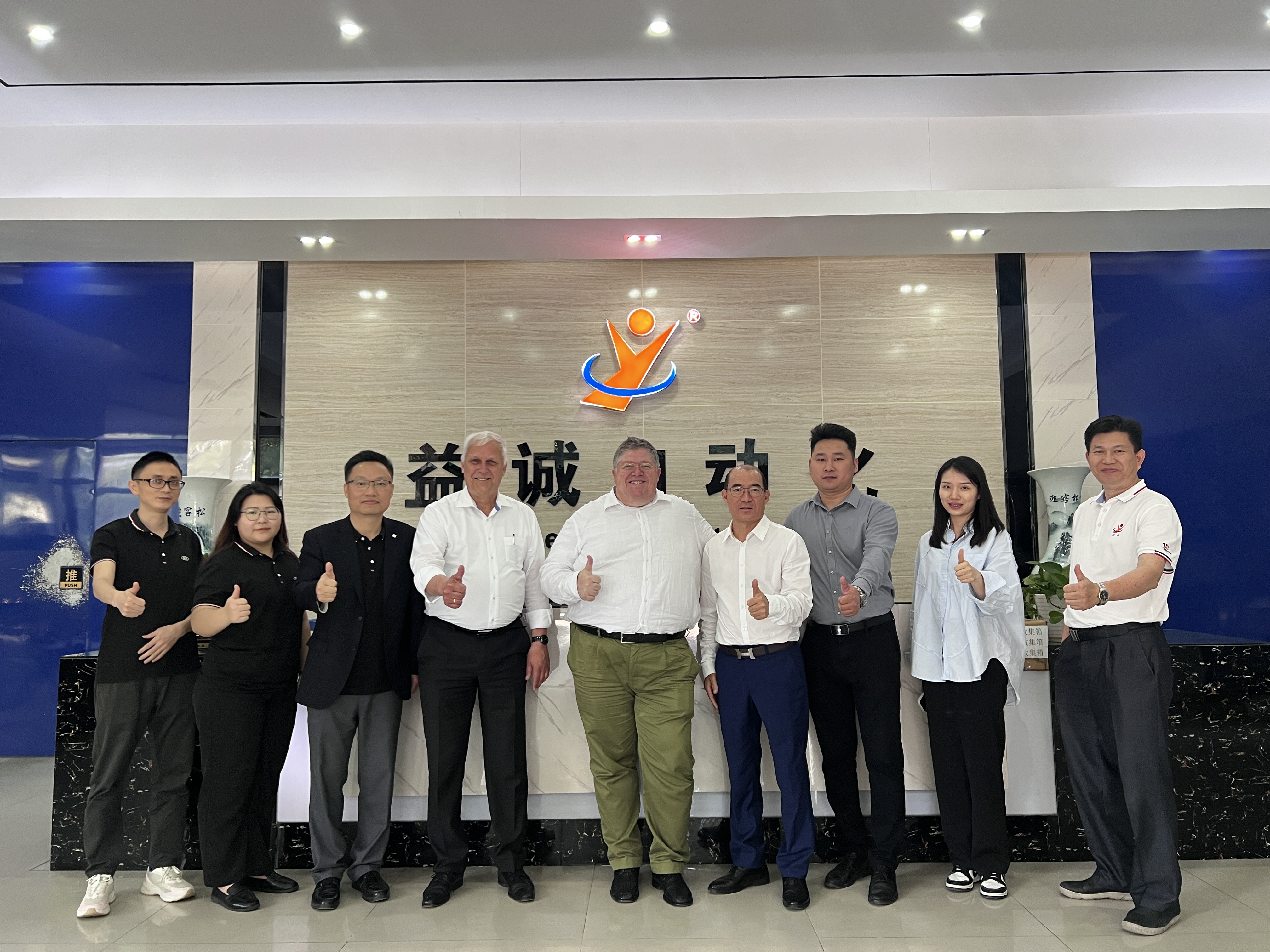 熱烈歡迎擁有150多年歷史企業(yè)BJB（百寶明照明）高層團(tuán)隊(duì)來(lái)我司參觀(guān)交流！
